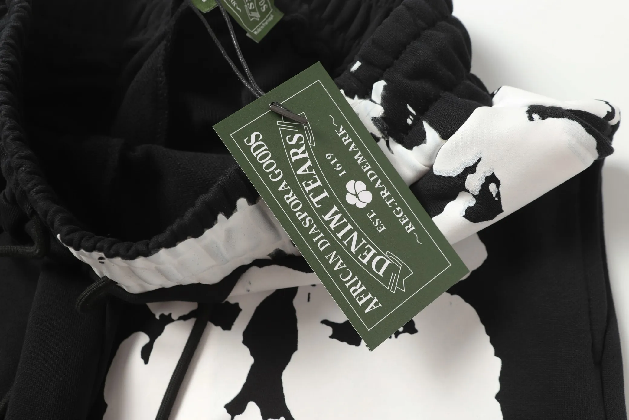 8002# DENIM TEARS Kapok European and American trendy brand high-quality printed hooded sweatshirt set. Terry fabric weighs 380 grams. Threads are customized and dyed in the same color. Color Black Gray Purple Size S-XL